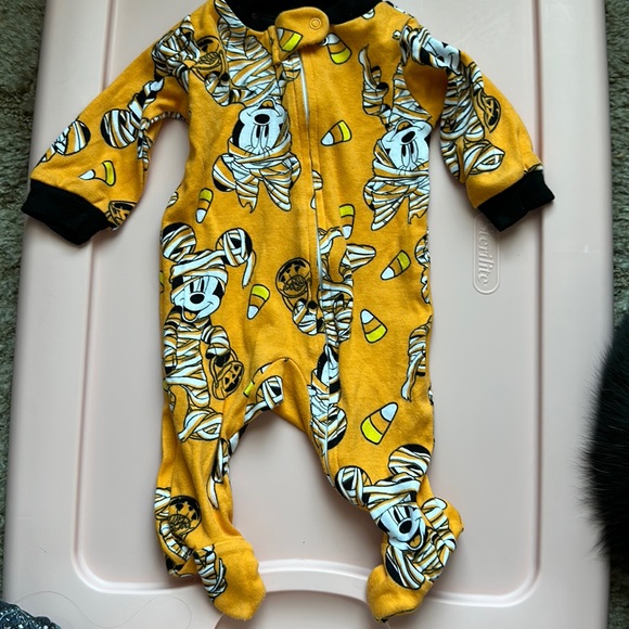 DISNEY NEWBORN ONESIE it’s in Halloween colors with mummy Mickey, candy corn - Picture 4 of 12